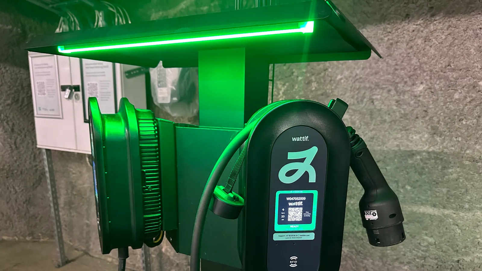 Wallbox mit grüner Beleuchtung in einer Tiefgarage
