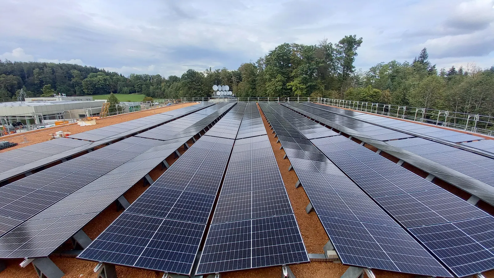Photovoltaik in Ost-West-Ausrichtung auf dem Flachdach eines Schulhauses